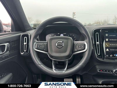 2022 Volvo XC40 R-Design