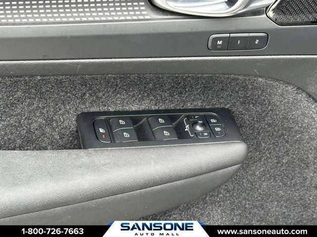 2022 Volvo XC40 R-Design