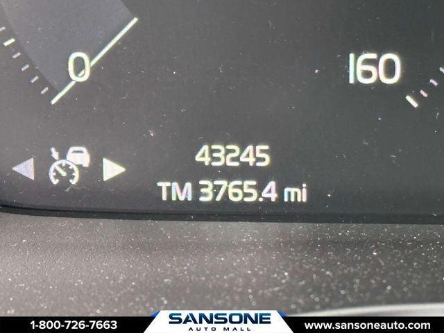 2022 Volvo XC40 R-Design