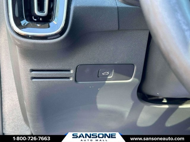 2024 Volvo XC40 B5 Plus Dark Theme